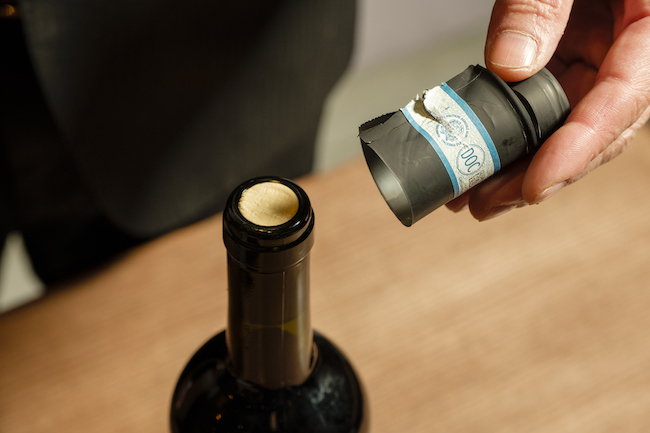↑キャップシールは、そのまま剥がして瓶口を綺麗に拭き取るのが、ワインを楽しむ前のもっとも簡単でスマートな準備なのかもしれません