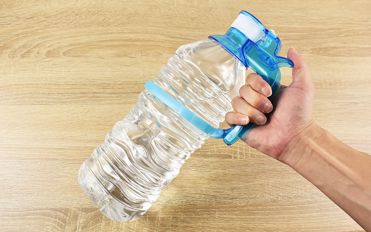 最大57%OFFクーポン ペットボトルが持ちやすくなる 片手で注げる便利な持ち手 使っていいね ペットボトルハンドル 型番 