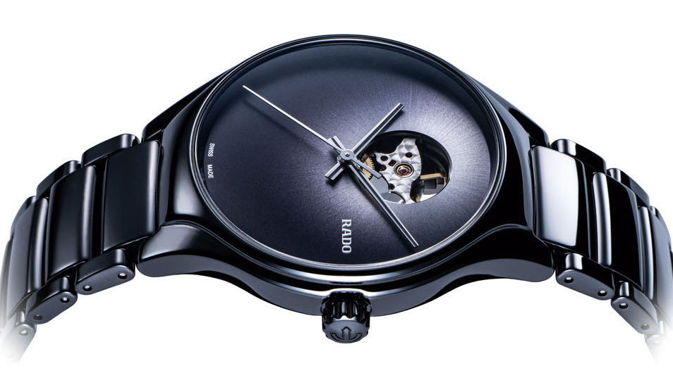 セラミックやカーボンなどトレンドの新素材を使った「25万円以下で注目の腕時計」7選 | GetNavi web ゲットナビ