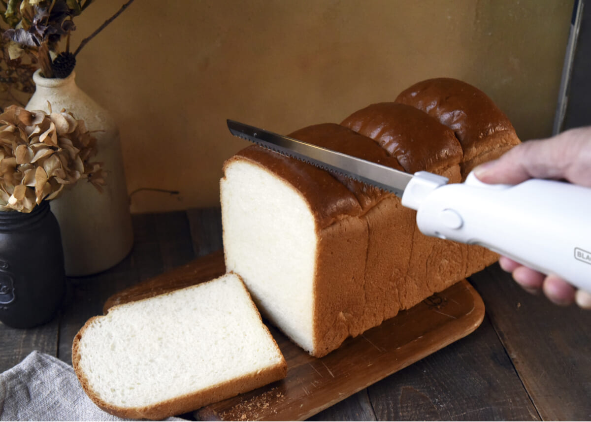パンなどをきれいにカットできる人気の「電動ブレッド&マルチナイフ