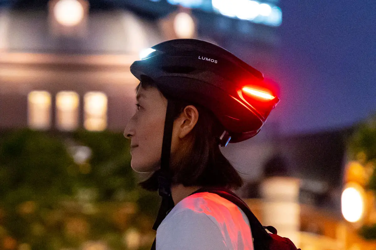 ウインカーも出せるLED搭載の自転車用ヘルメット「LUMOS Ultra」が発売 | GetNavi web ゲットナビ