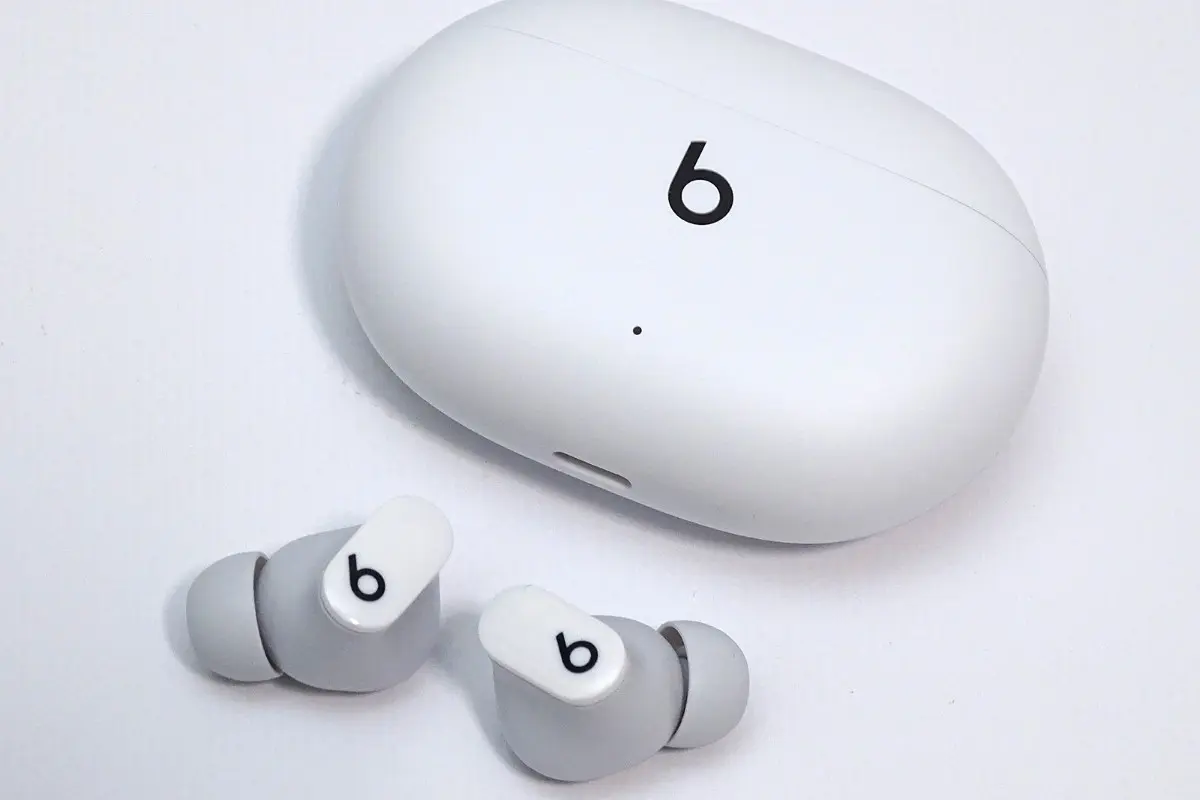 低音に違いあり Beatsの完全ワイヤレスイヤホン Beats Studio Buds をairpods Proと聴き比べてみた Getnavi Web ゲットナビ