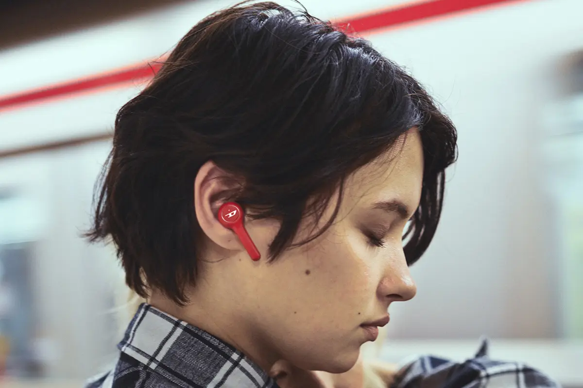 ディーゼル初の完全ワイヤレスイヤホン「DIESEL True Wireless Earbuds