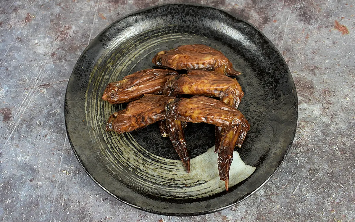 広島県に伝わる“伝説のおやつ”！ 噛めば噛むほど旨味が溢れる「若鶏の手羽 ブロイラー」（オオニシ） | GetNavi web ゲットナビ