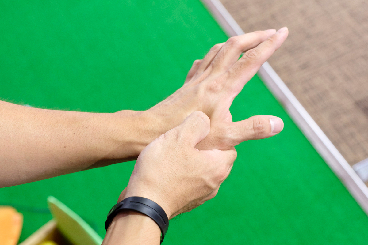 レッスンプロが伝授 ゴルフで親指や手首を痛めない 脱力の技術 とは Getnavi Web ゲットナビ