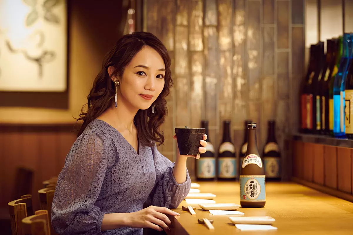 俳優・咲妃みゆが、ふるさとの銘酒「一刻者」に向き合った。「最高の飲み方×最高に合う宮崎の食」を体験して改めて思うこと | GetNavi web  ゲットナビ
