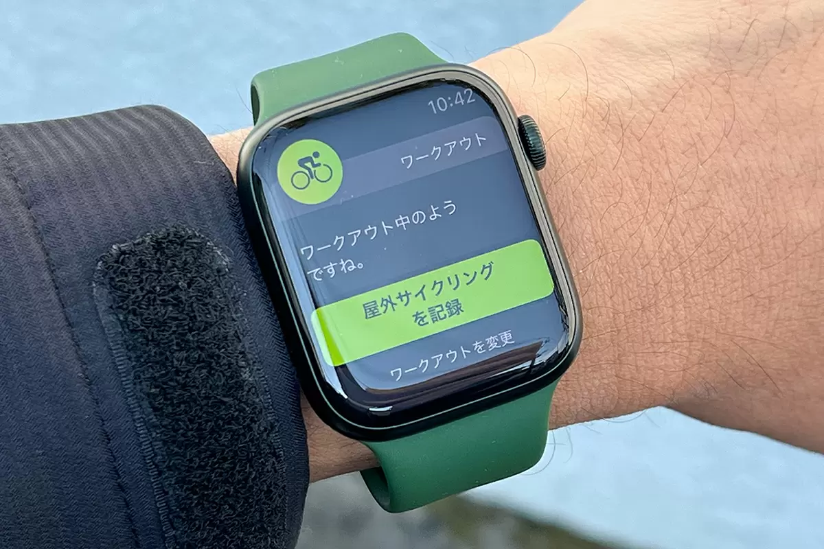 Apple Watch Series 7（GPSモデル）- 45mmスターライトアルミニウムケースとスターライトスポーツバンド [整備済製品] -  Apple（日本）