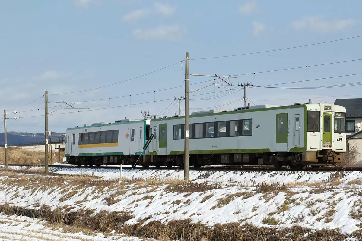 今や希少！国鉄形機関車がひく「石巻線」貨物列車＆美景を旅する