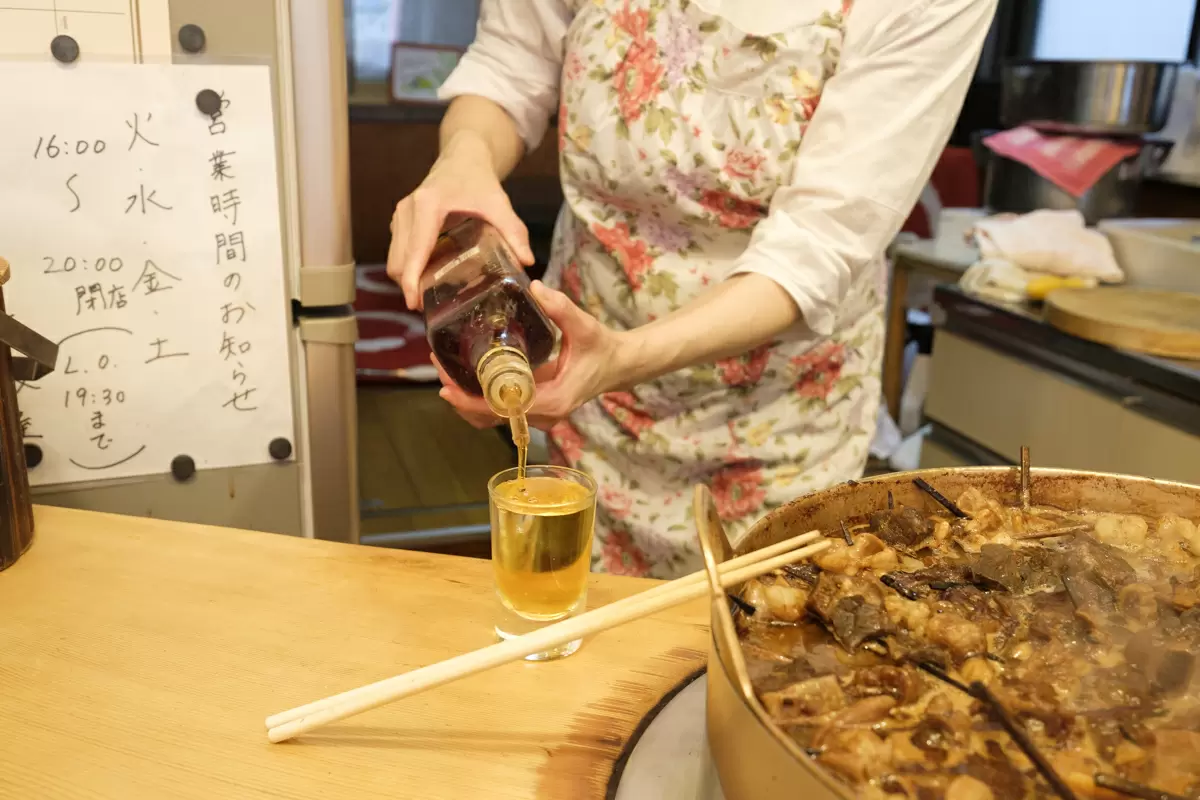 東京・大衆酒場の名店】門前仲町「大坂屋」の“牛にこみ”を三日月型