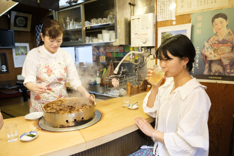 【東京・大衆酒場の名店】門前仲町「大坂屋」の“牛にこみ”を三日月型カウンターで堪能する噺 Getnavi Web ゲットナビ