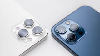 iPhone 14 Pro Maxで撮影した、夜の黄色い消火栓の写真。