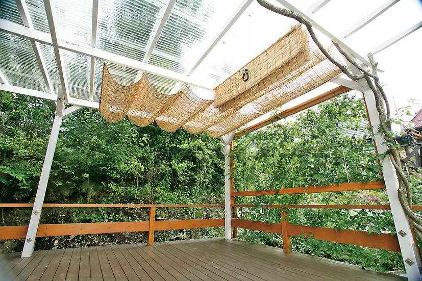 暑さも雨もしのげる！屋根つきウッドデッキの作り方を図解で解説（５）屋根張り～壁つけ編 | ドゥーパ！