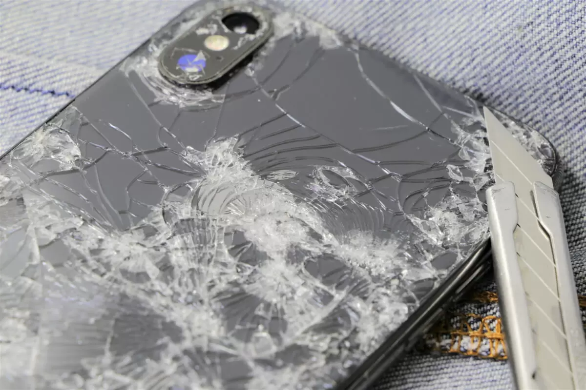 iPhone 14／14 Plusの背面ガラス、割れても外して取り替えるだけ ...