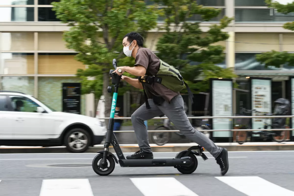 LUUP」電動キックボードって実際、バスや電車より早い？ お得？ 六本木〜渋谷で試乗しつつ、性能も確かめた | GetNavi web ゲットナビ