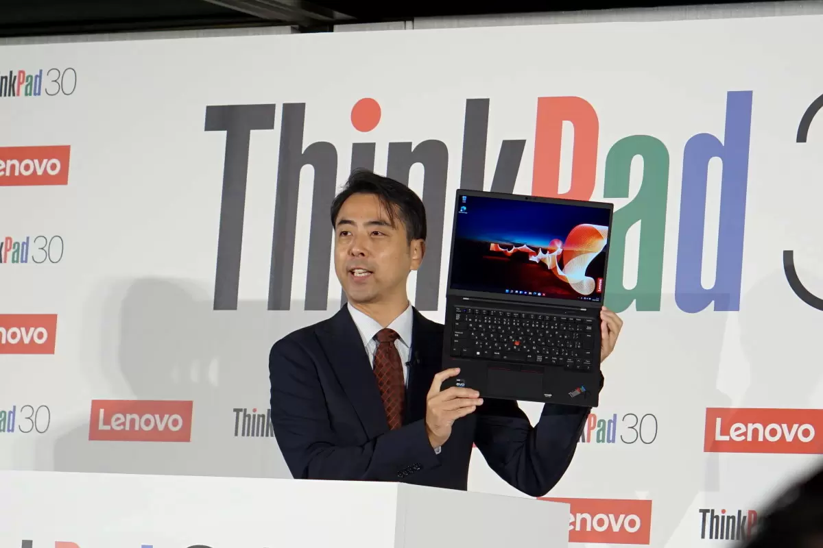 ThinkPad誕生30周年の記念モデルが登場！ 折りたたみ画面のフォルダ 