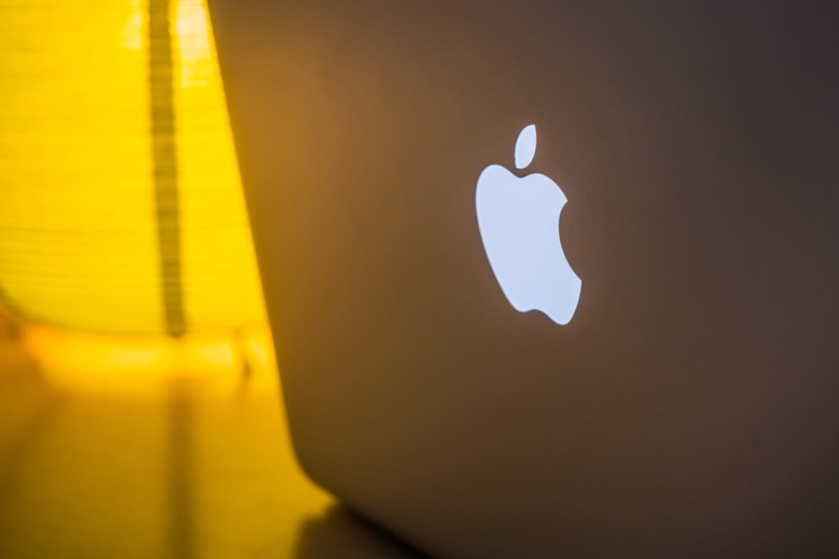 MacBookの背中に「光るリンゴマーク」が戻ってくる？ しかもカラバリも