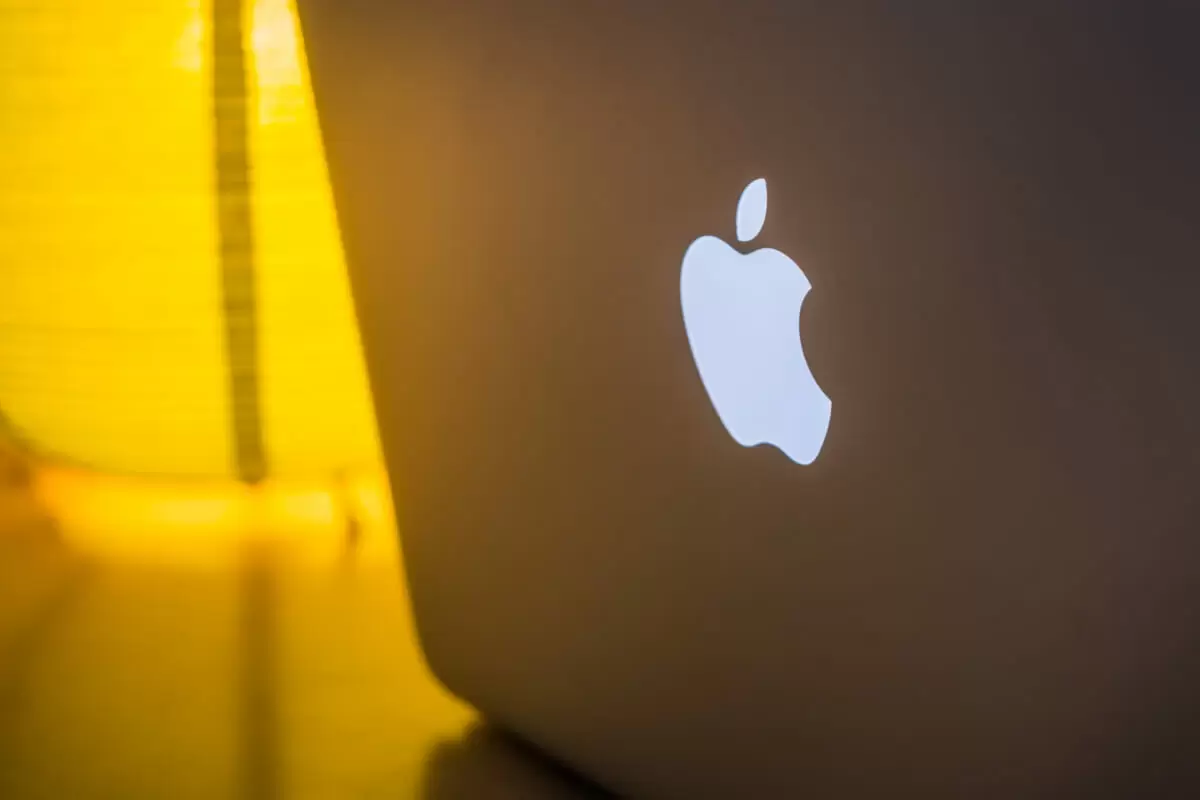 MacBookの背中に「光るリンゴマーク」が戻ってくる？ しかもカラバリも 