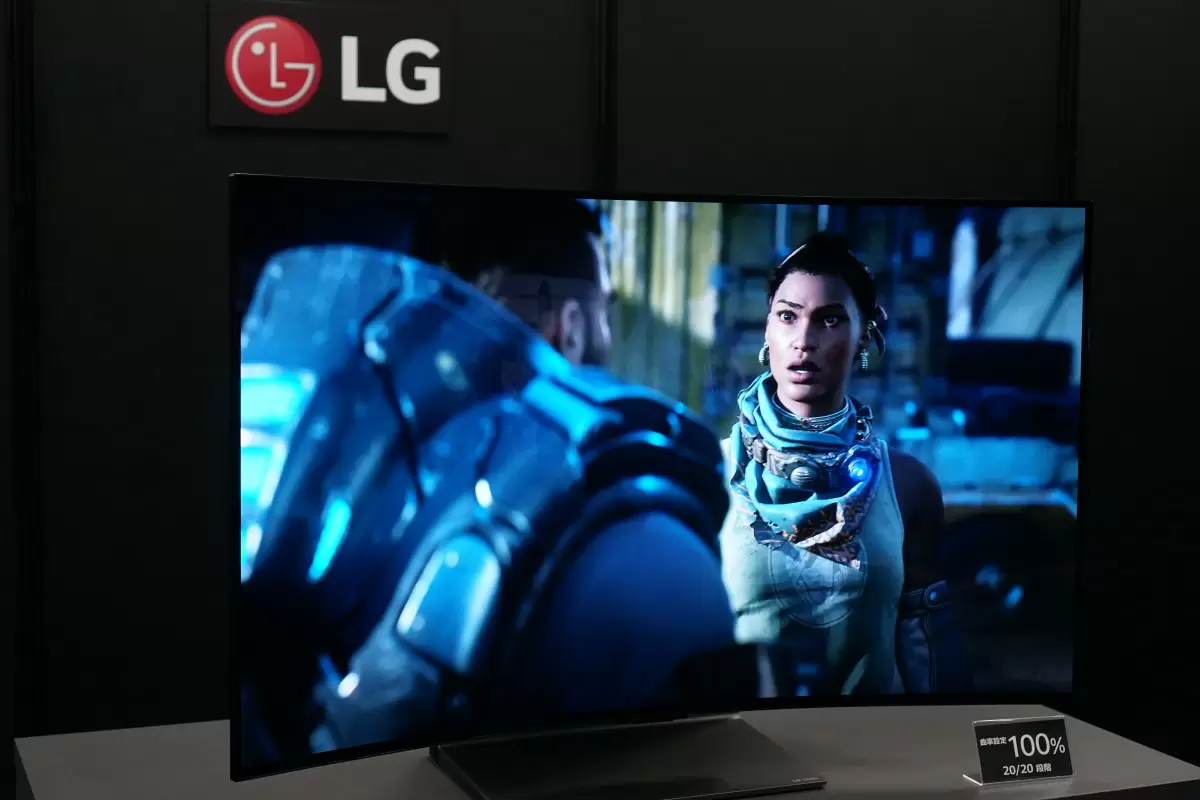 LG初の曲がる有機ELテレビ「LG OLED Flex」はゲーミングテレビの最適解