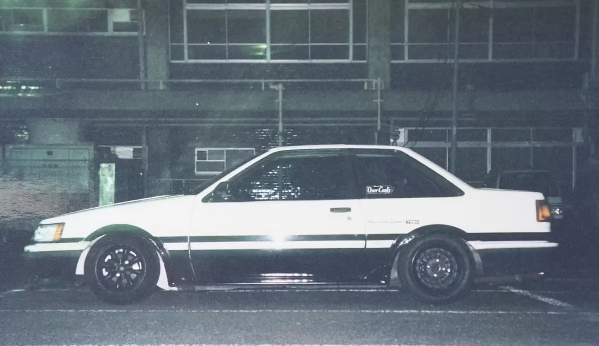 特価販売「ライブスポーツ」AE86(トレノ/レビン)３ドア用リアスポイラー(白ゲル) 外装
