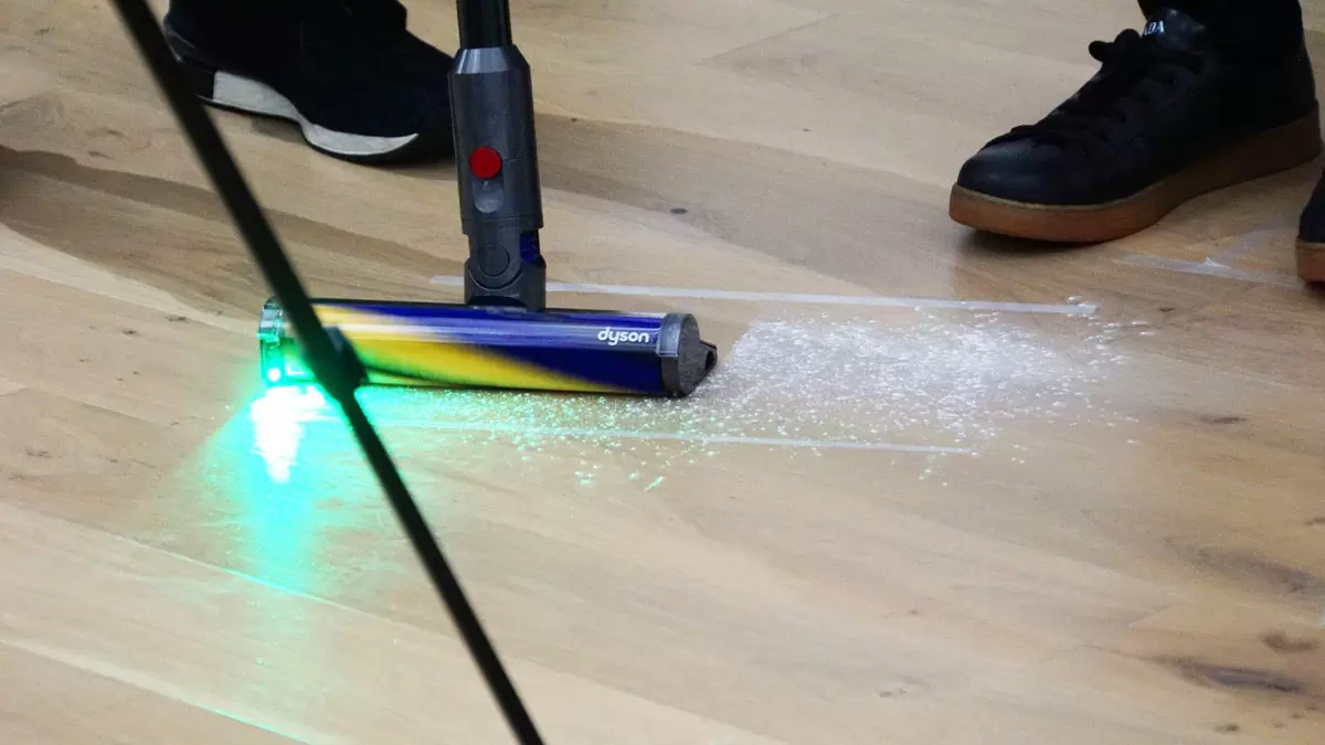 最新ダイソンは見えるホコリが2倍! 掃除が断然楽しくなる 最新ダイソンは見えるホコリが2倍! 掃除が断然楽しくなる