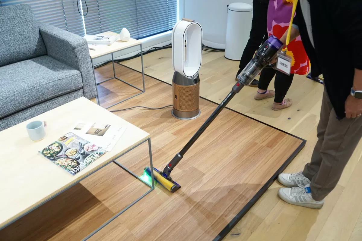 最新ダイソンは見えるホコリが2倍! 掃除が断然楽しくなる 最新ダイソンは見えるホコリが2倍! 掃除が断然楽しくなる