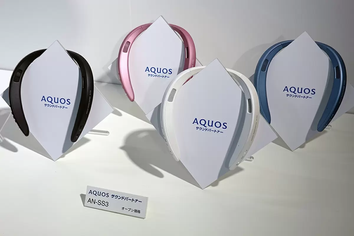シャープ立体音響に力を入れたネックスピーカー「AN-SX8」などを シャープ立体音響に力を入れたネックスピーカー「AN-SX8」などを