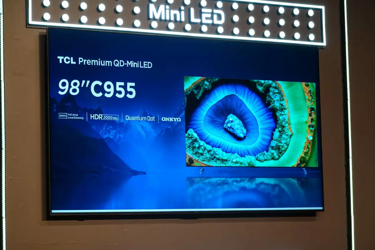 TCLから98インチの超大画面4Kテレビが登場、お値段98万円