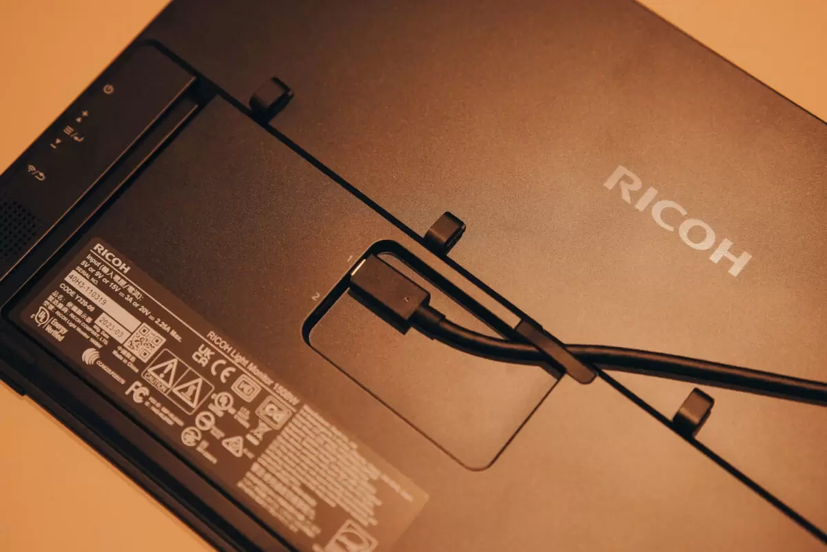 有機ELで軽量、だけど高価なPFUのモバイルディスプレイ「RICOH 有機ELで軽量、だけど高価なPFUのモバイルディスプレイ「RICOH