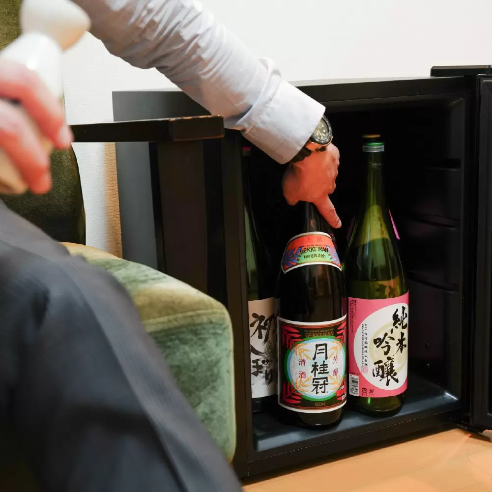 晩酌のお供に頼れる1台。一升瓶を縦置きできる日本酒冷蔵庫「俺の