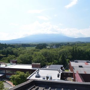 夏は雲が多く、すっぴんの富士山を観ることはなかなか難しいとか。ちなみに、蒸溜所の標高は600m強。一般見学者が入れる事務棟（写真左）の屋上は634mで、東京スカイツリーと同じ高さです